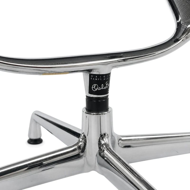 Vitra EA 116 Netz schwarz Chrom mit Lederarmlehnen