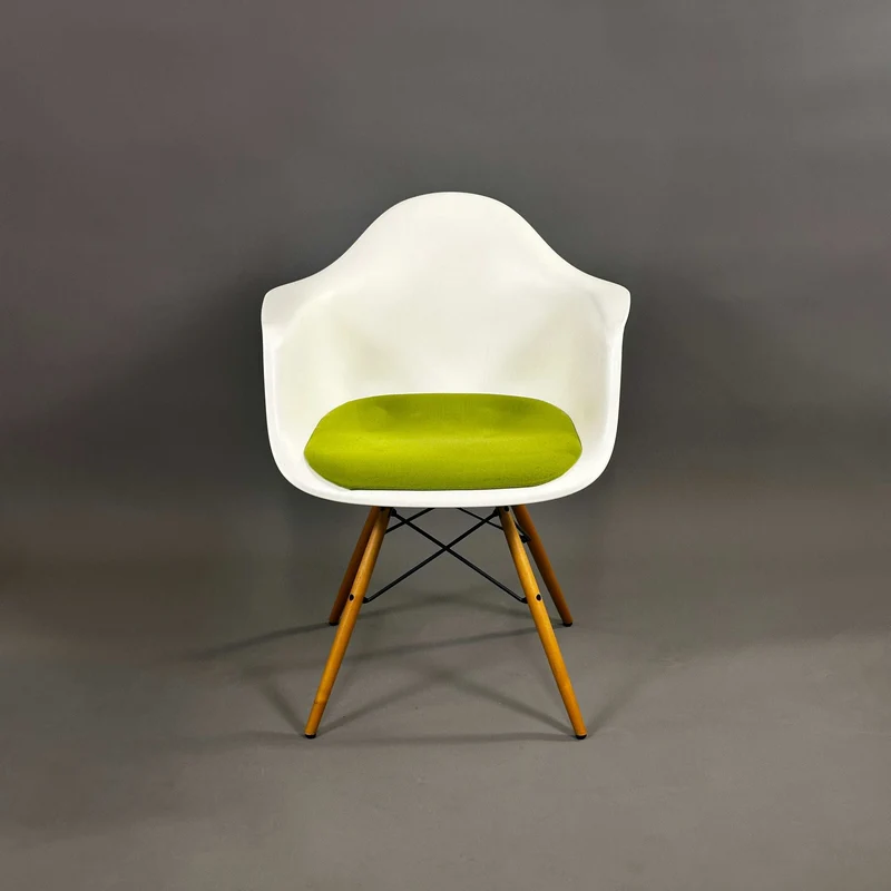 Vitra Eames Plastic Armchair weiß/grün