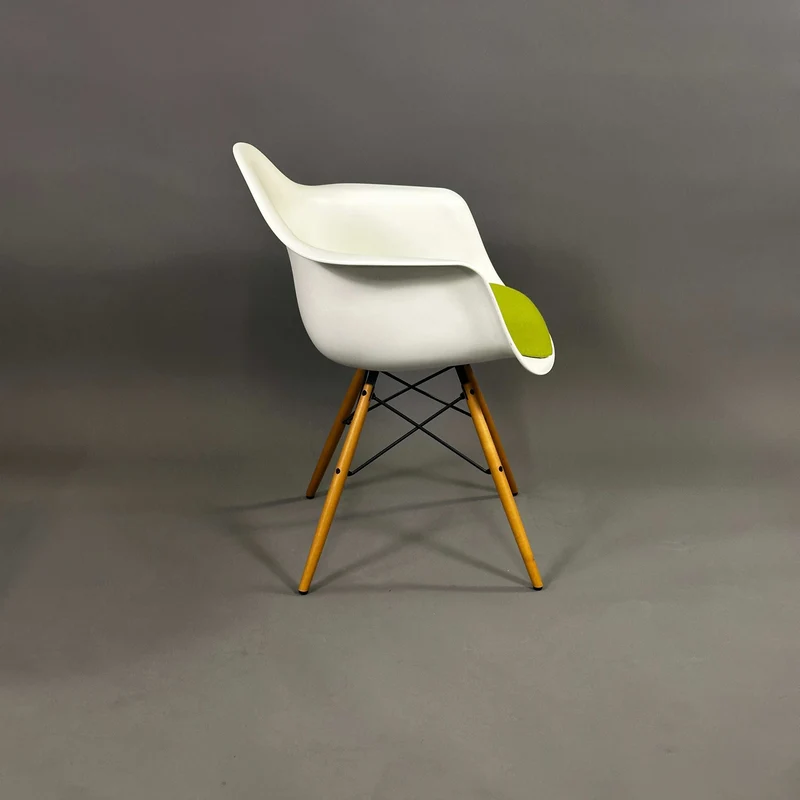 Vitra Eames Plastic Armchair weiß/grün