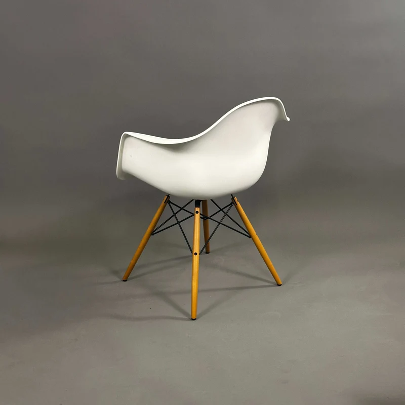 Vitra Eames Plastic Armchair weiß/grün