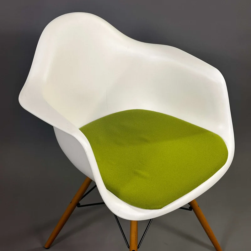 Vitra Eames Plastic Armchair weiß/grün