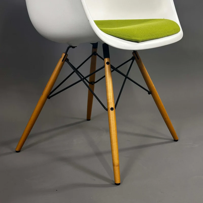 Vitra Eames Plastic Armchair weiß/grün