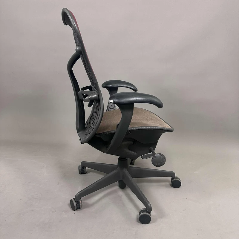 Herman Miller Mirra 1 schwarz / rot