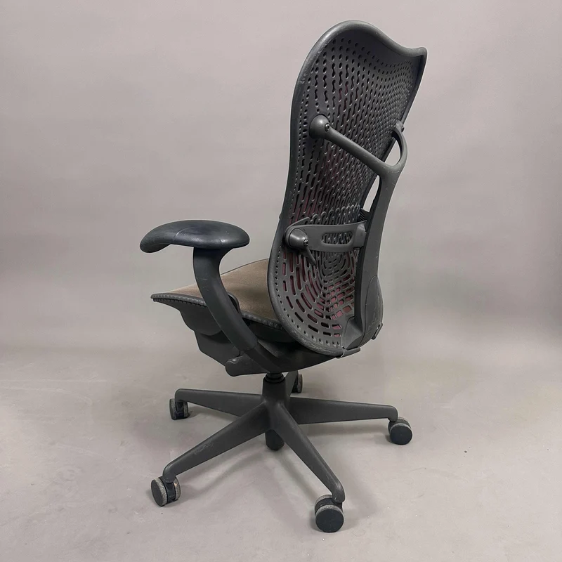 Herman Miller Mirra 1 schwarz / rot