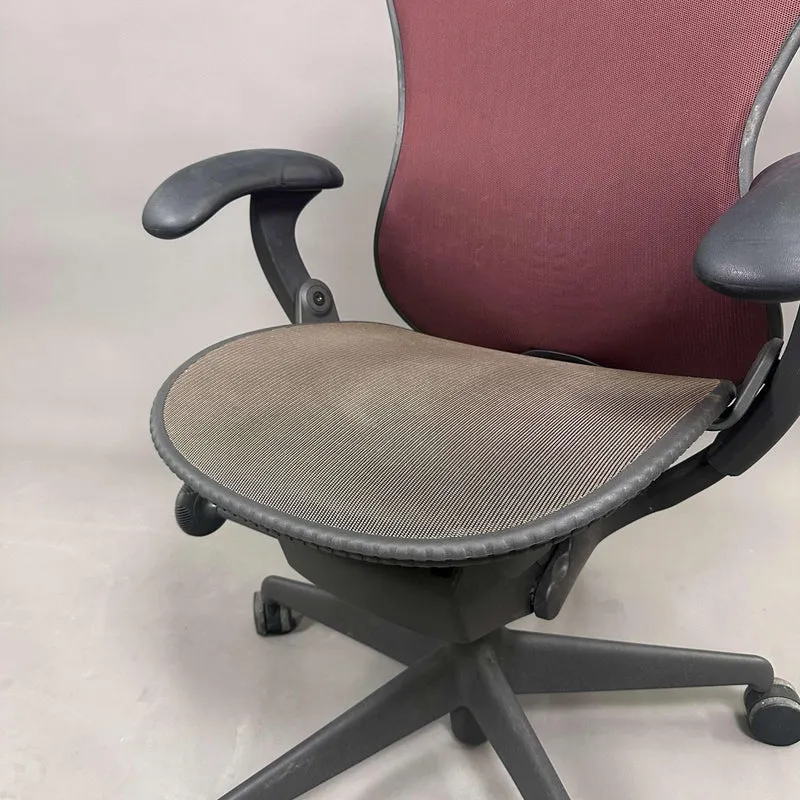 Herman Miller Mirra 1 schwarz / rot