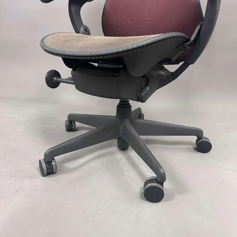 Herman Miller Mirra 1 schwarz / rot