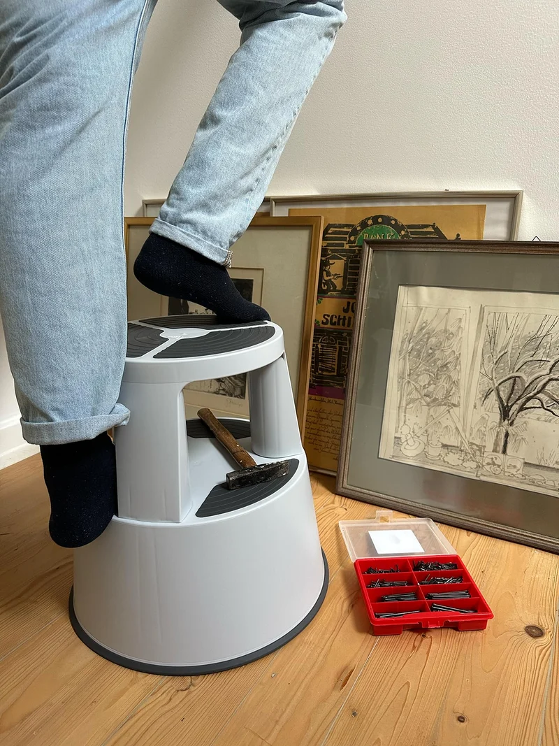 axisgo - WEDO Rollhocker Super Step – robuster Tritthocker aus bruchfestem Kunststoff, TÜV/GS-geprüft nach EU-Norm EN 14183-F, rutschfest & rollbar, Made in Germany, Höhe ca. 43 cm, Tragkraft 150 kg, Lichtgrau