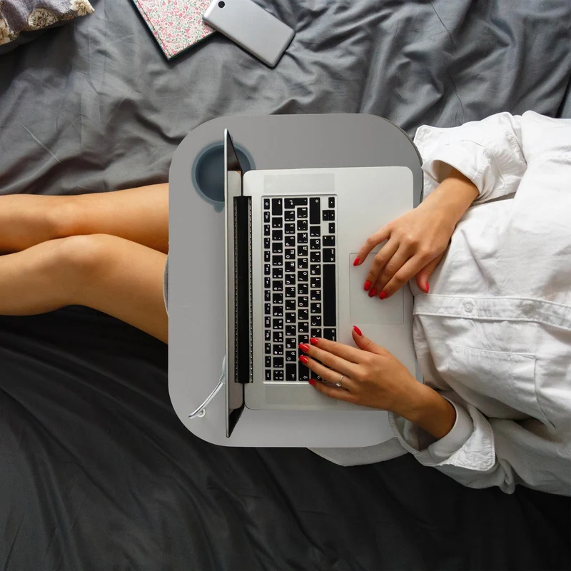 axisgo - Relaxdays Laptopkissen, LED-Licht, tragbar, flacher Lapdesk, mit Getränkehalter, weiches kleines Schosstablett, grau