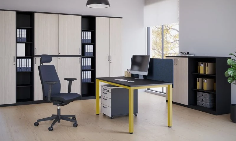 Schreibtisch E10 mit 4-Fußgestell