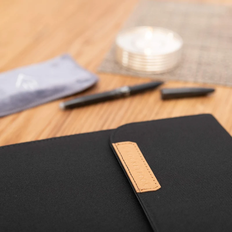 axisgo - Rocketbook Capsule 2.0 Folio Cover für Core und Fusion | 100% recycelbar, mit Stifthalter, magnetischem Verschluss und Innenstaufach | Schwarz, Executive A5 Größe 15.2 cm x 22.3 cm, 1 Stück