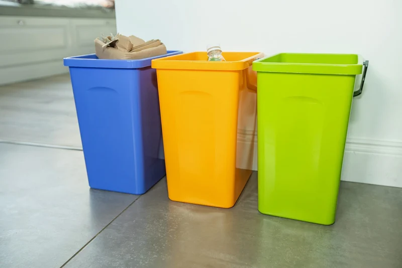 axisgo - BranQ - Home essential Universelles Set mit 3 Körben zur Abfalltrennung mit praktischem Griff aus hochwertigem BPA-Material, Gelb/Grün/Blau, 17,5x26x29 cm (LxBxH), 5901098049603