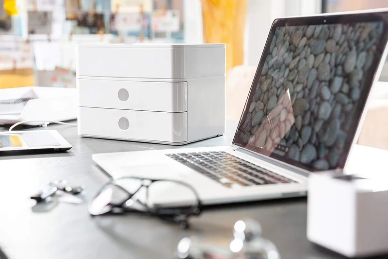 axisgo - HAN Schubladenbox Allison SMART-BOX plus mit 2 Schubladen, Trennwand sowie Utensilienbox, inkl. Kabelführung, stapelbar, Büro, Schreibtisch, Küche, möbelschonende Gummifüße, 1100-12, hochglänzend weiß