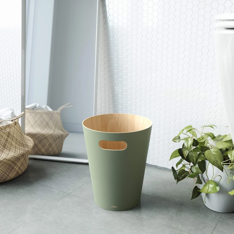 axisgo - Umbra Woodrow Abfalleimer – Zweifarbiger Holz Papierkorb für Büro, Badezimmer, Wohnzimmer und Mehr, 7,5l Fassungsvermögen, Salbei