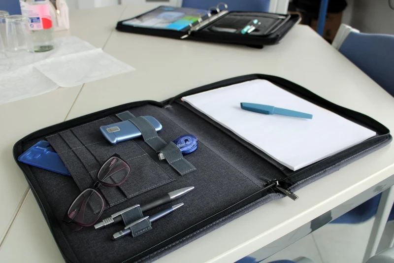 axisgo - WEDO A4 Schreibmappe mit Reißverschluss – universelle Writing Case & Organizer – Einschub von vier Seiten (auch für Linkshänder) – zahlreiche Fächer & Stifthalter – Polyester, grau