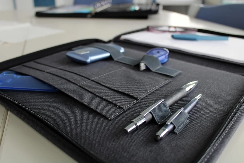 axisgo - WEDO A4 Schreibmappe mit Reißverschluss – universelle Writing Case & Organizer – Einschub von vier Seiten (auch für Linkshänder) – zahlreiche Fächer & Stifthalter – Polyester, grau