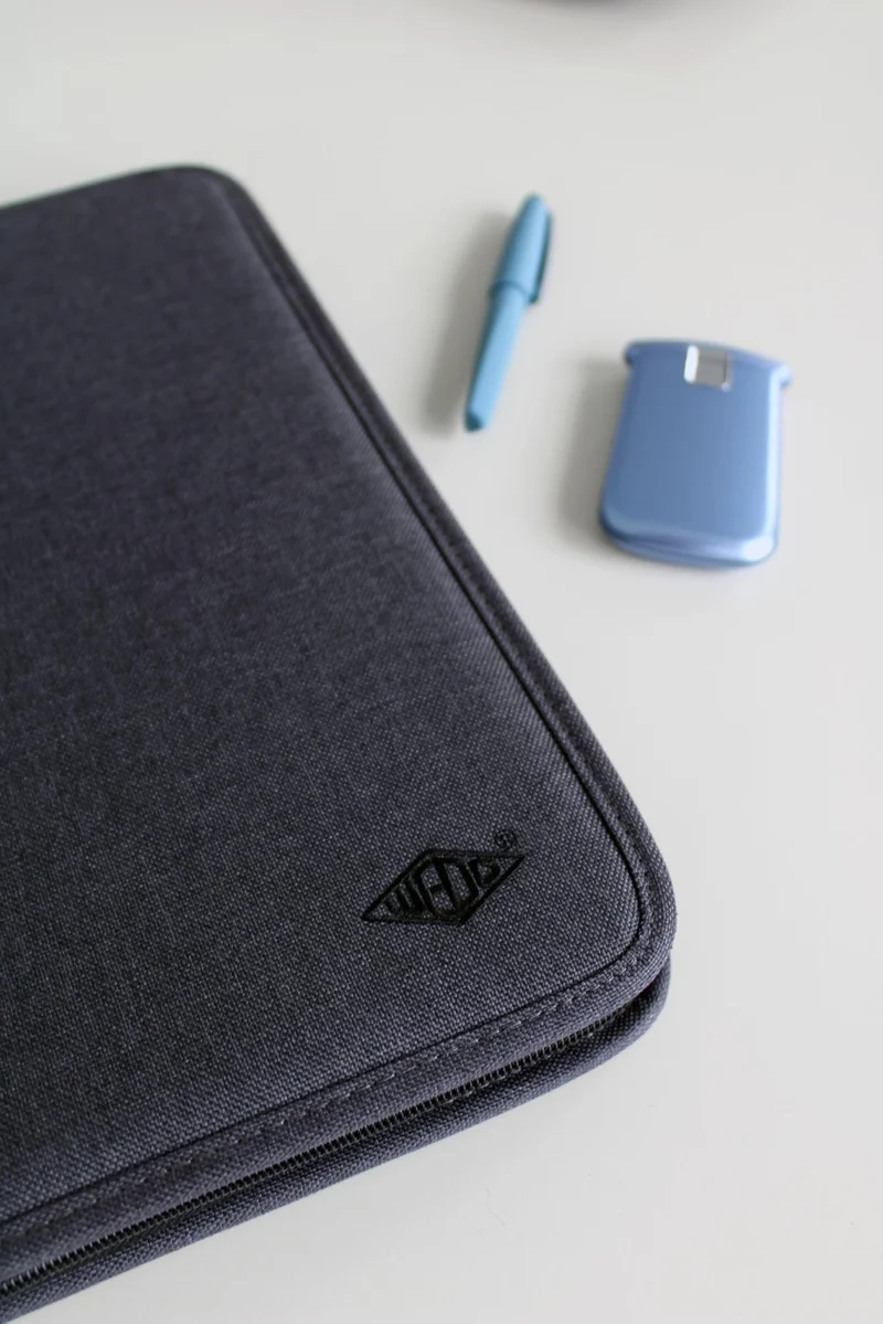 axisgo - WEDO A4 Schreibmappe mit Reißverschluss – universelle Writing Case & Organizer – Einschub von vier Seiten (auch für Linkshänder) – zahlreiche Fächer & Stifthalter – Polyester, grau