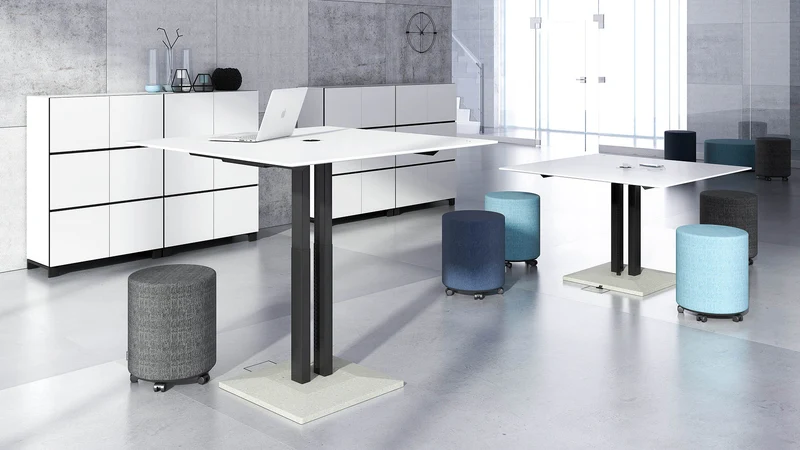 Giro Hocker von Narbutas für flexible und moderne Sitzbereiche