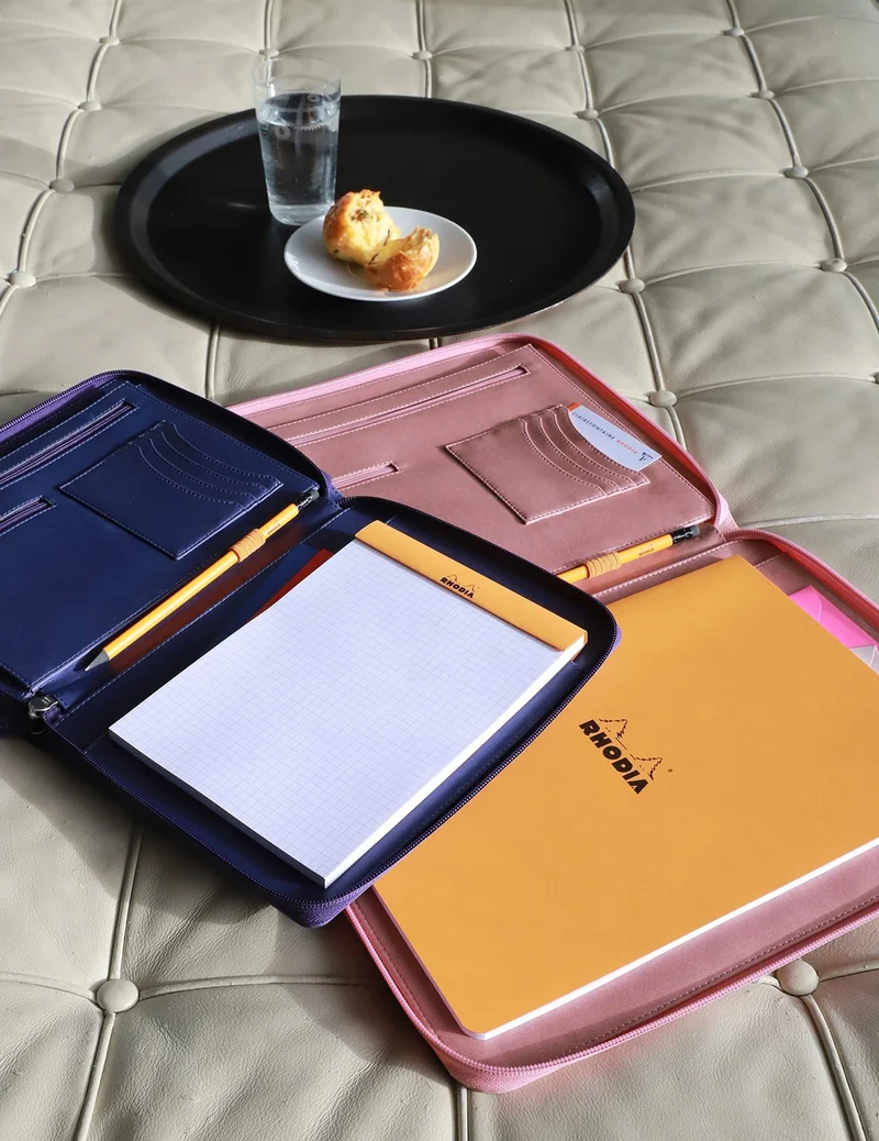 axisgo - Rhodia 168103C - Konferenzmappe Rhodiarama 19,5x25,5 cm, mit Etui, dehnbare Haupttasche, 2 flache Reißverschlusstaschen, Kartenfächer, Stiftehalter, Cover aus Kunstleder Pfaugrün,, 1 Stück