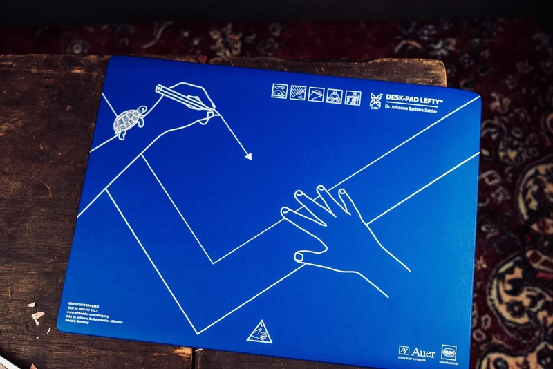axisgo - KUM 906.01.19 - Schreibunterlage, Schreibtisch-Auflage Desk Pad Lefty, Linkshänder, Kunststoff, 53 x 40 cm, blau, 1 Stück