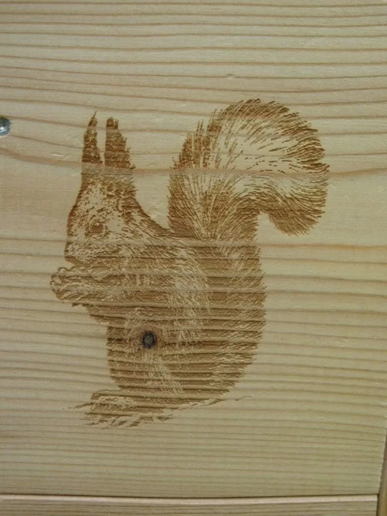 Qualität aus Niederbayern ARBRIKADREX XXXL Eichhörnchenfutterhaus WITTERUNGSBESTÄNDIG LÄRCHENHOLZ WE