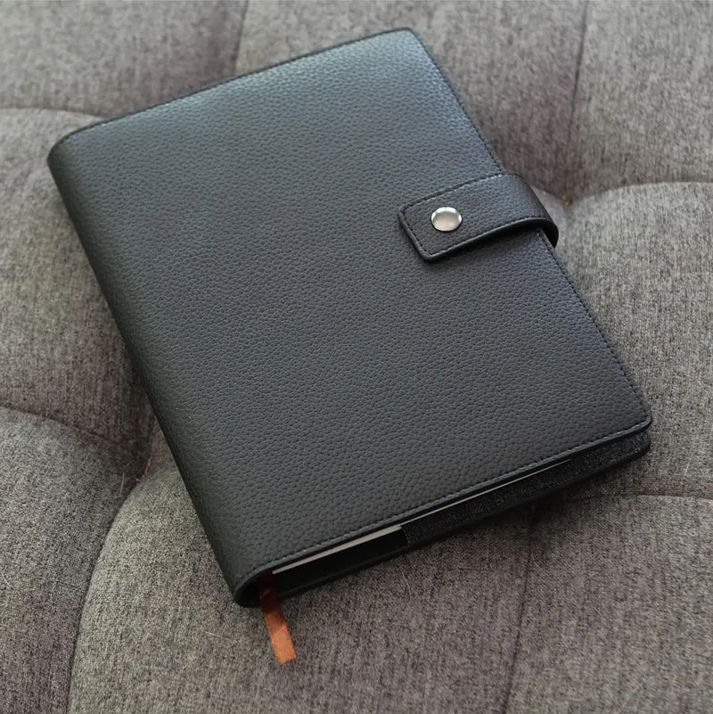 CASE ELEGANCE Nachfüllbares Leder Notizbuch A5. mit Stiftschlaufe, Kartenfächer - Messingverschluss