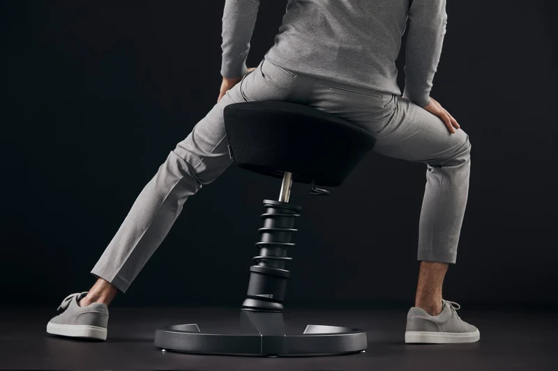 Aeris Swopper mit Gleiter (Schwarz) – Ergonomischer Sitzhocker für aktives Sitzen