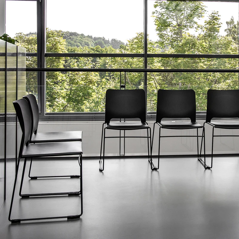 Schalenstuhl (Design) – Gepolsterte Kunststoffschale stapelbar