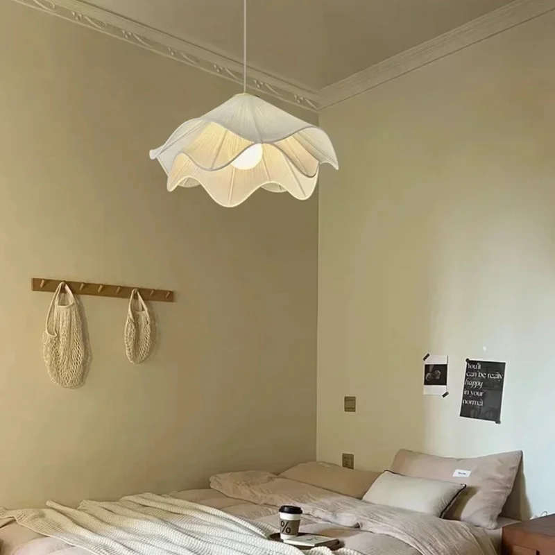 Moderner Kronleuchter aus Stoff mit nordischen Blumen™ | Zarte Blütenlampe mit Seele