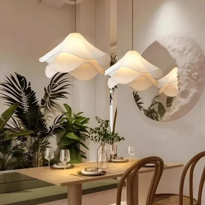 Moderner Kronleuchter aus Stoff mit nordischen Blumen™ | Zarte Blütenlampe mit Seele