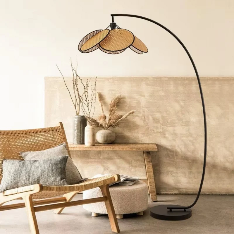 Antike Stehlampe im Wabi-Stil™ | Zeitlose Eleganz mit Seele