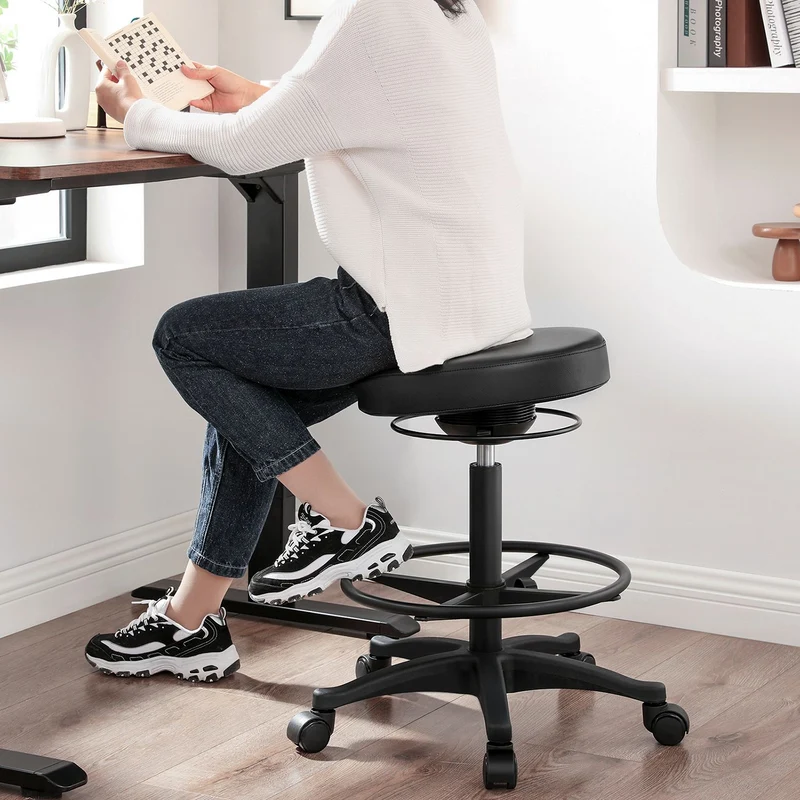 Bürohocker auf Rollen – Verstellbar – 360° Drehbar – Mit Fußstütze – Schwarz – Bequemer Arbeitshocker bis 110 kg