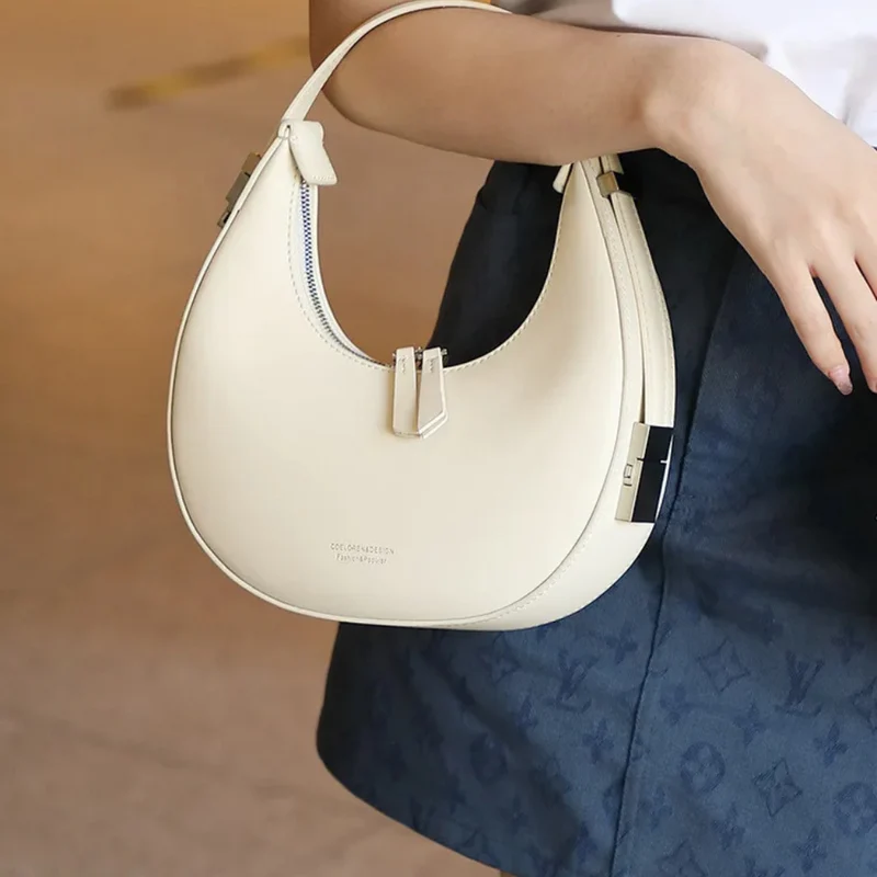 Halbmondtasche aus Leder™ | Luxuriöse Eleganz zum Mitnehmen