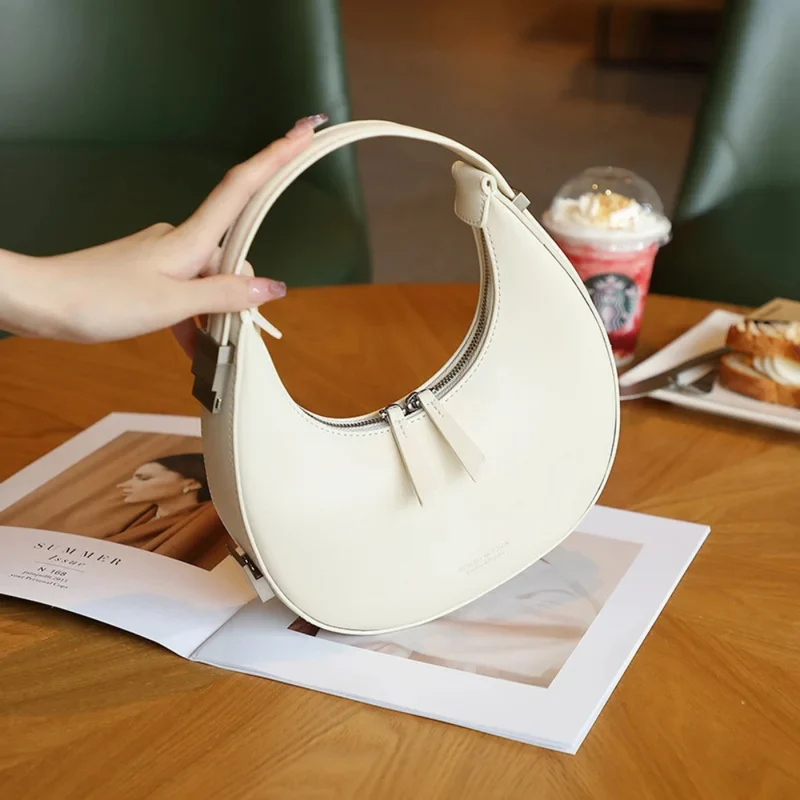 Halbmondtasche aus Leder™ | Luxuriöse Eleganz zum Mitnehmen