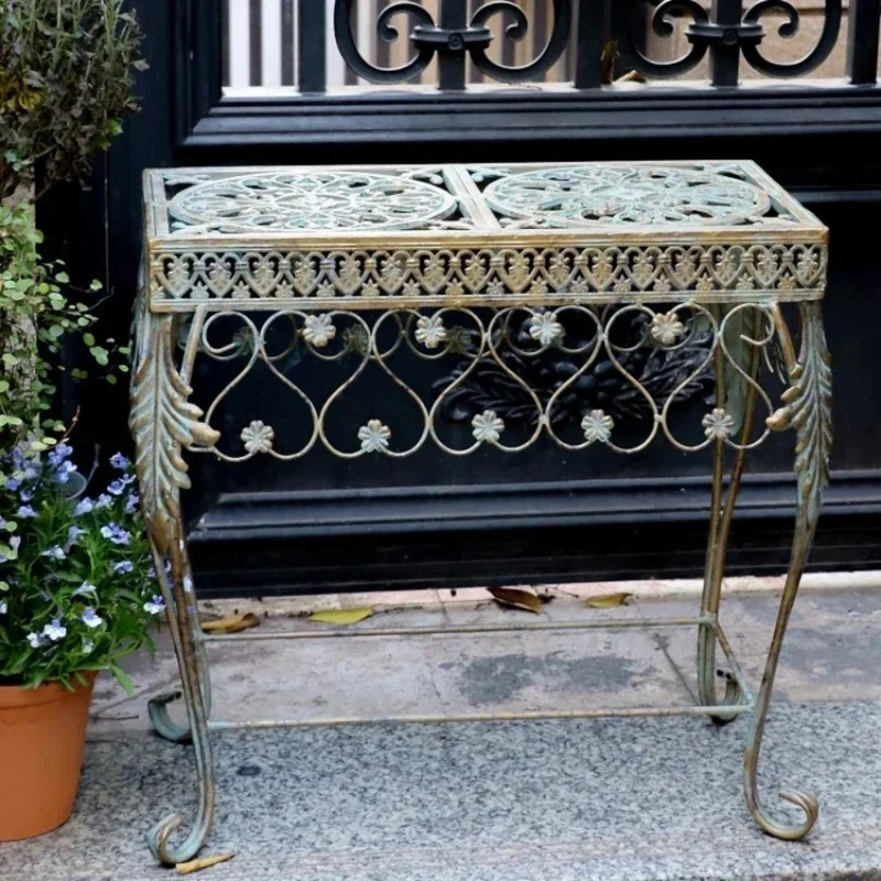 Blumentisch im Gartenhof™ | Eleganter, zeitloser Pflanzen-Thron