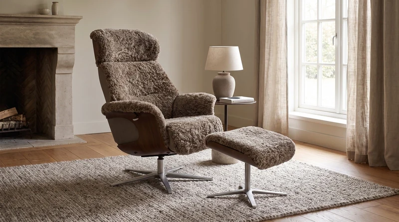 KAWOLA Sessel TOSAR Relaxsessel drehbar Schaffell grau mit Hocker