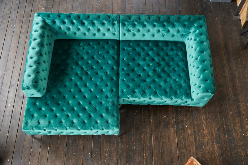KAWOLA Sofa NARLA Ecksofa Chesterfield Stoff velvet grün Recamiere links