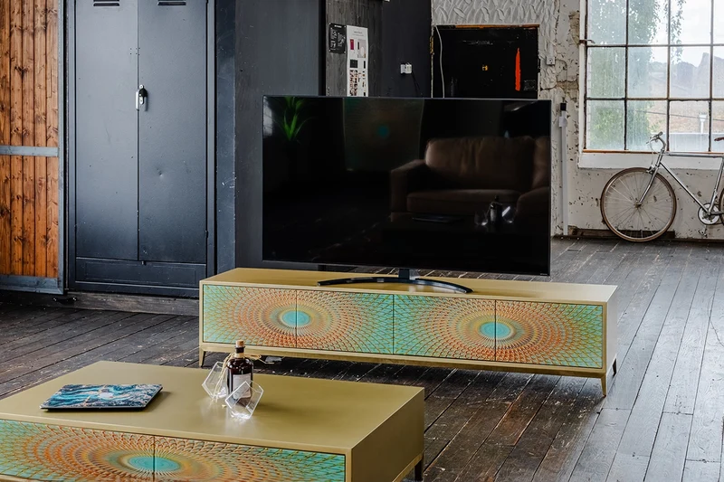 KAWOLA Lowboard LAGO TV-Board 4 Türen Glas grün Fuß Edelstahl goldfarben