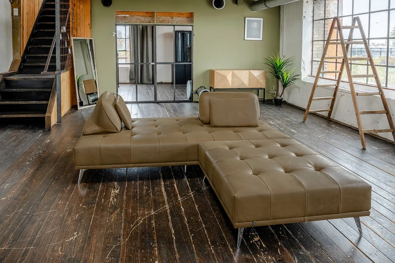 KAWOLA Sofa WIOLO Schlafsofa Daybed mit Hocker Leder camel