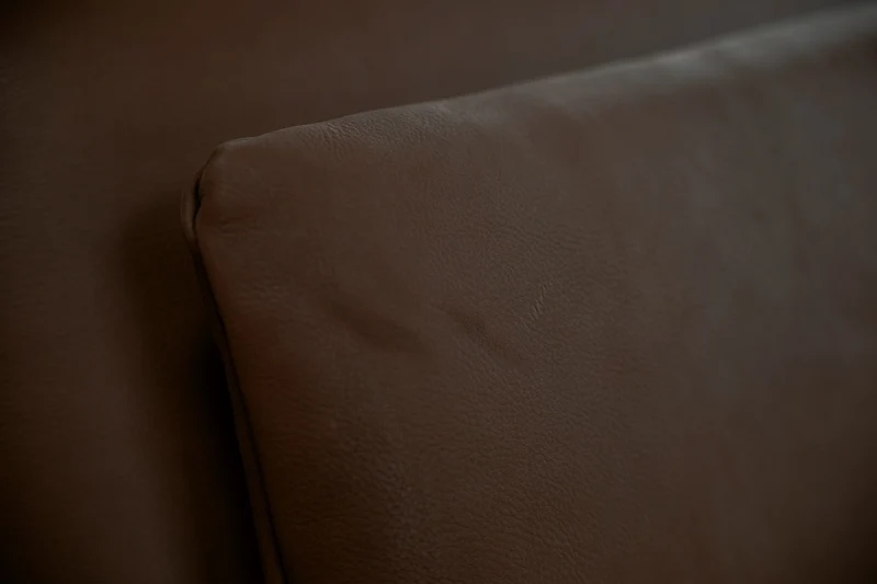 KAWOLA Sofa WIOLO Schlafsofa Daybed mit Hocker Leder dunkelbraun