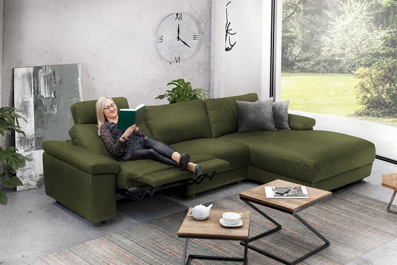 KAWOLA Sofa LOLA Ecksofa Stoff moosgrün mit motorischer Relaxfunktion
