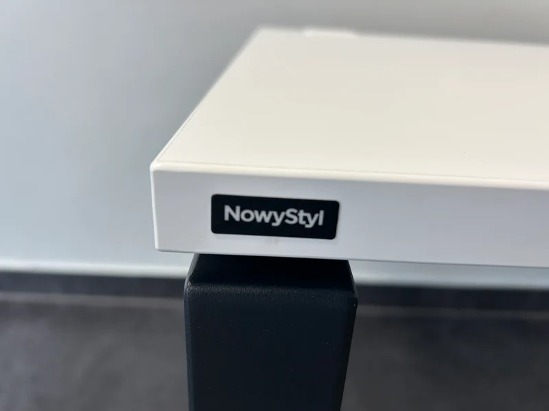 NowyStyl manuell höhenverstellbarer Schreibtisch Weiß