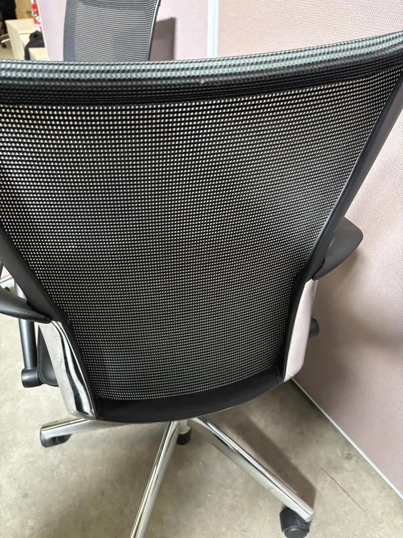 Haworth Comforto Konferenzstuhl Leder mit Netzrücken Anthrazit / Schwarz