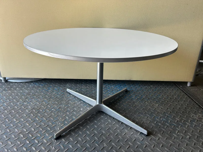 Fritz Hansen Beistelltisch Weiß [niedrig]