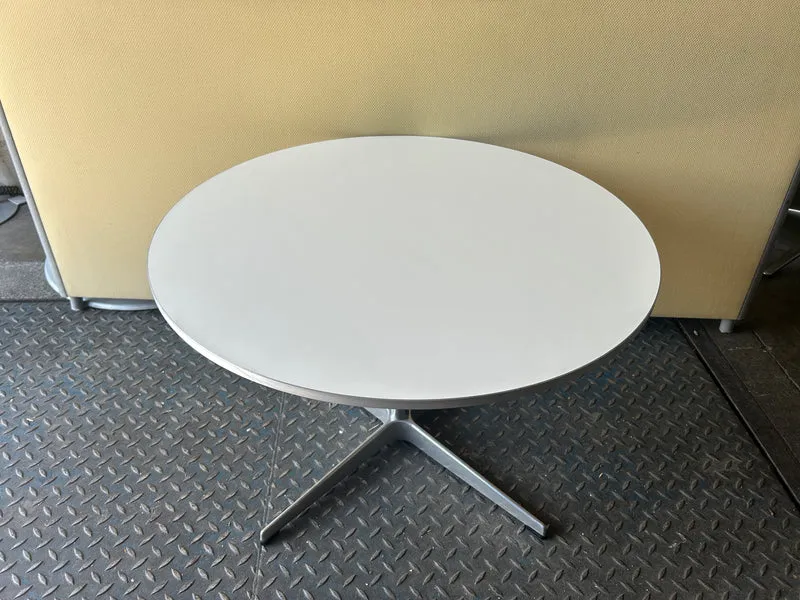 Fritz Hansen Beistelltisch Weiß [niedrig]