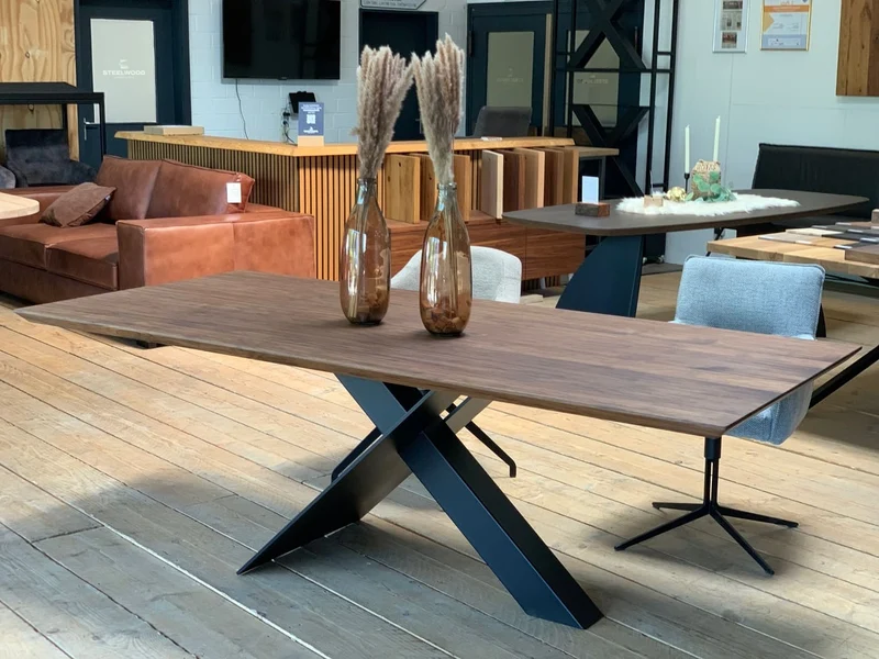 Nussbaum Tisch massiv Stella