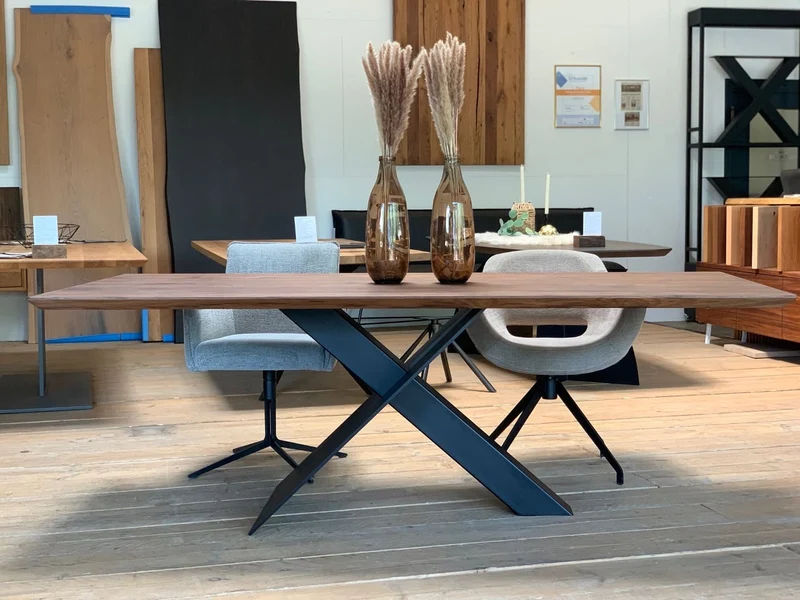 Nussbaum Tisch massiv Stella