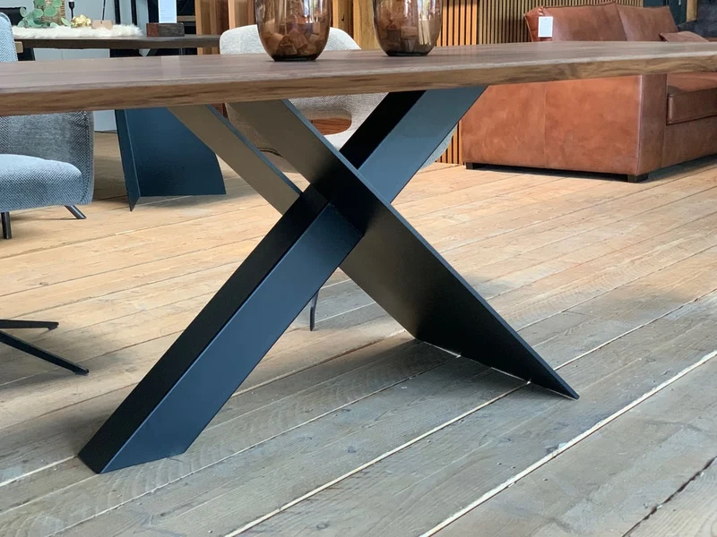 Nussbaum Tisch massiv Stella