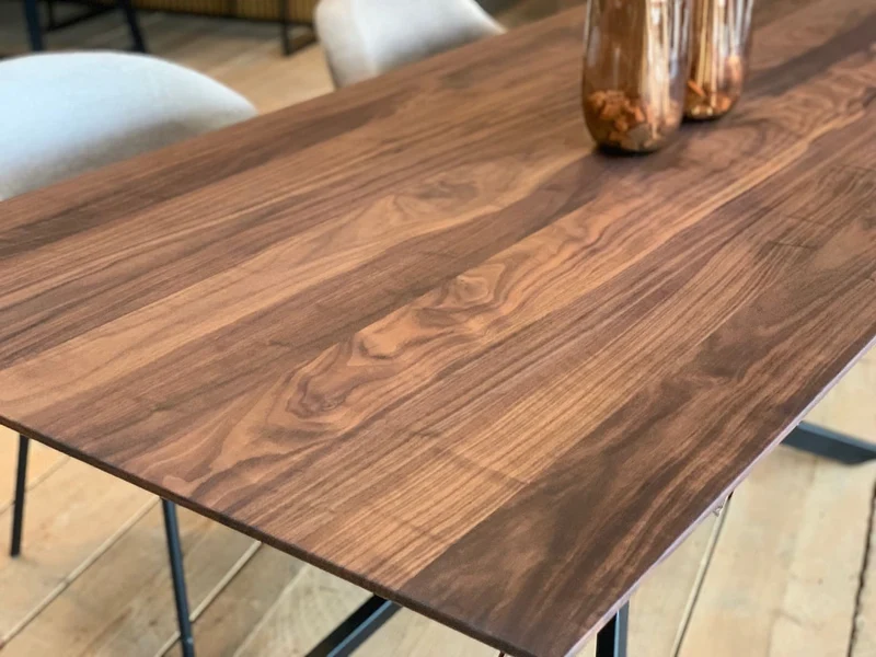 Nussbaum Tisch massiv Stella