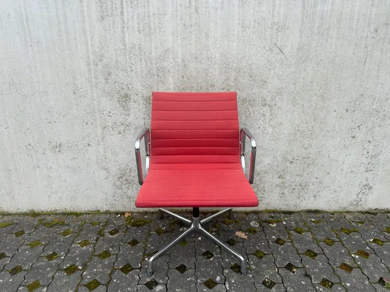 Vitra Eames 107 Konferenzstuhl Rot