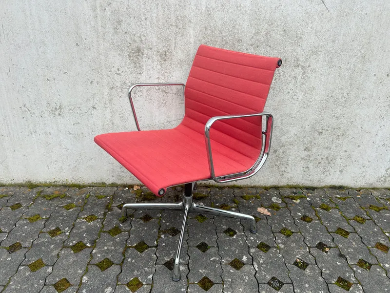 Vitra Eames 107 Konferenzstuhl Rot